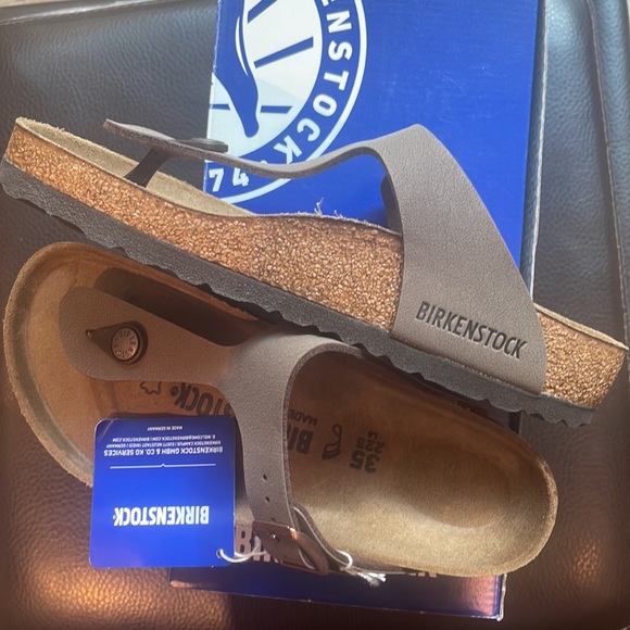 Birkenstock Gizeh sandals color is Mocca - Picture 4 of 5